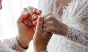 Bride in full wedding gown makes 2-hour hospital trip to see her mother before the ceremony