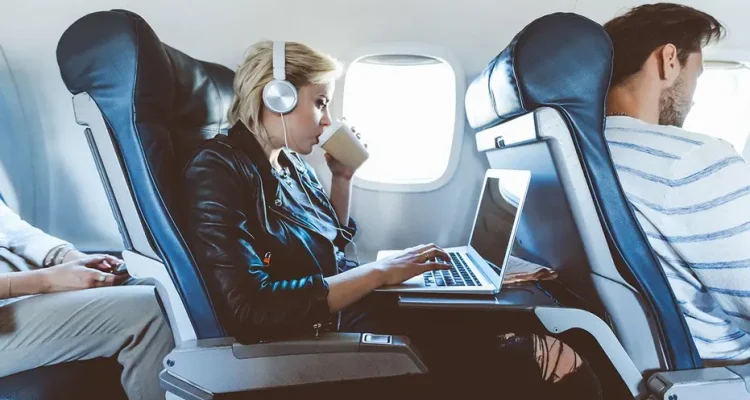 Airline Cuts In-Flight Snacks on Short Routes, Igniting Service Debate