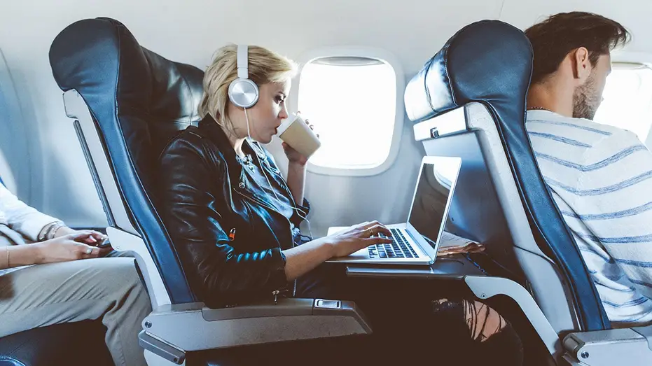 Airline Cuts In-Flight Snacks on Short Routes, Igniting Service Debate