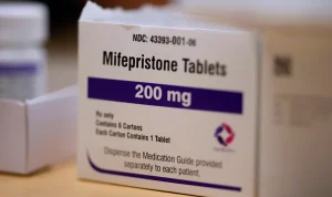 Alito temporarily reinstates FDA rule on mailing abortion pill
