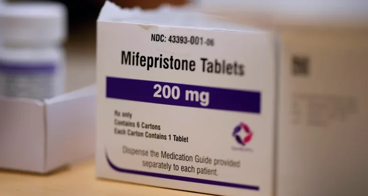 Alito temporarily reinstates FDA rule on mailing abortion pill