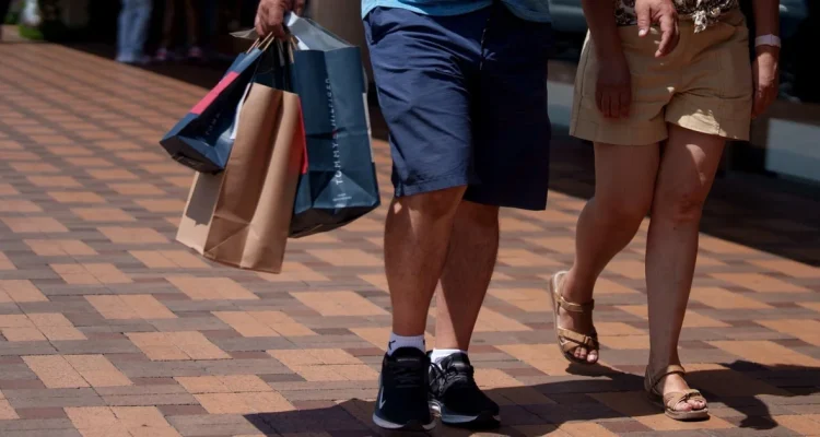Americans Continue Spending Amidst Inflation Worries, New Data Reveals