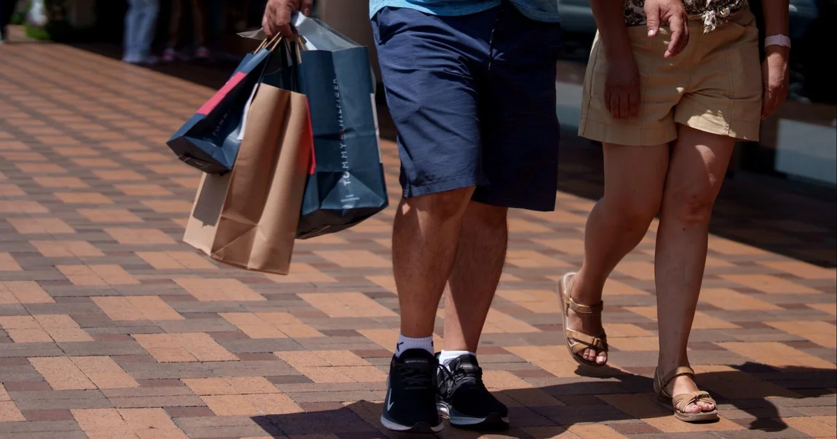 Americans Continue Spending Amidst Inflation Worries, New Data Reveals