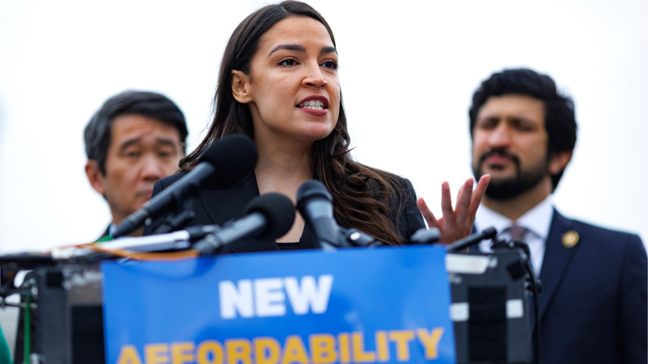 AOC Invites New Yorkers to Alabama During Rally Speech