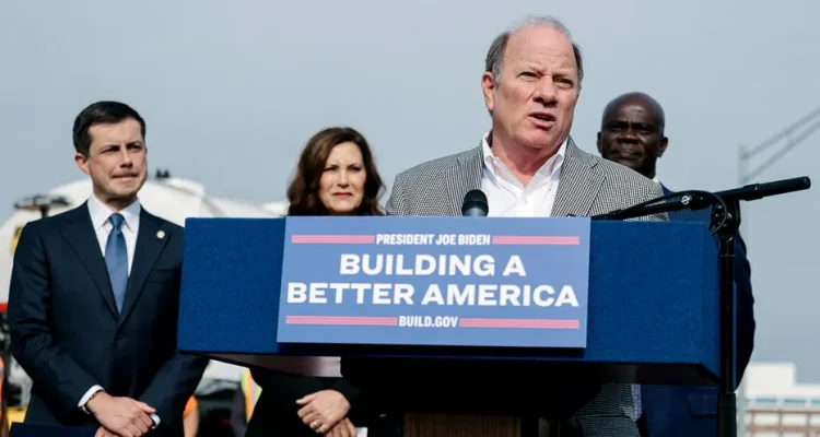Ex-Detroit Mayor Shakes Up Governor's Race