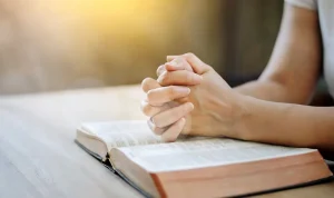 Five Minutes of Prayer May Offer Unexpected Health Perks, Research Suggests