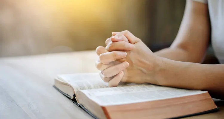 Five Minutes of Prayer May Offer Unexpected Health Perks, Research Suggests