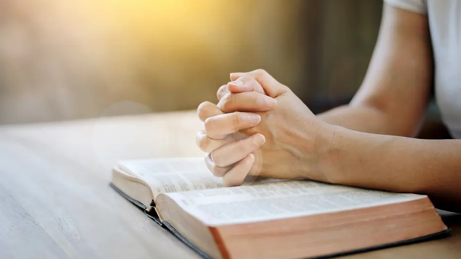 Five Minutes of Prayer May Offer Unexpected Health Perks, Research Suggests