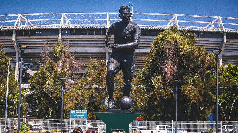 giant-pele-statue-revealed-in-guadalajara-before-world-cup-14504 Giant Pelé Statue Revealed in Guadalajara Before World Cup