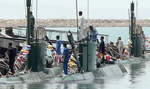 Iran Deploys Small Submarines to Strait of Hormuz Amid Expert Warning of Vulnerability