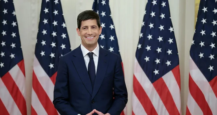 Kevin Warsh Takes Helm as New Fed Chair, Succeeding Powell