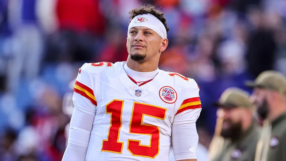 Mahomes Joins Chiefs OTAs with Knee Brace, Eyeing Week 1