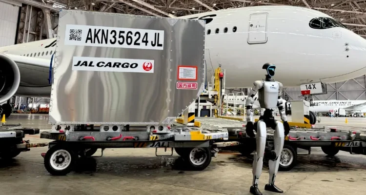 Robots manage luggage at Tokyo airport during trial