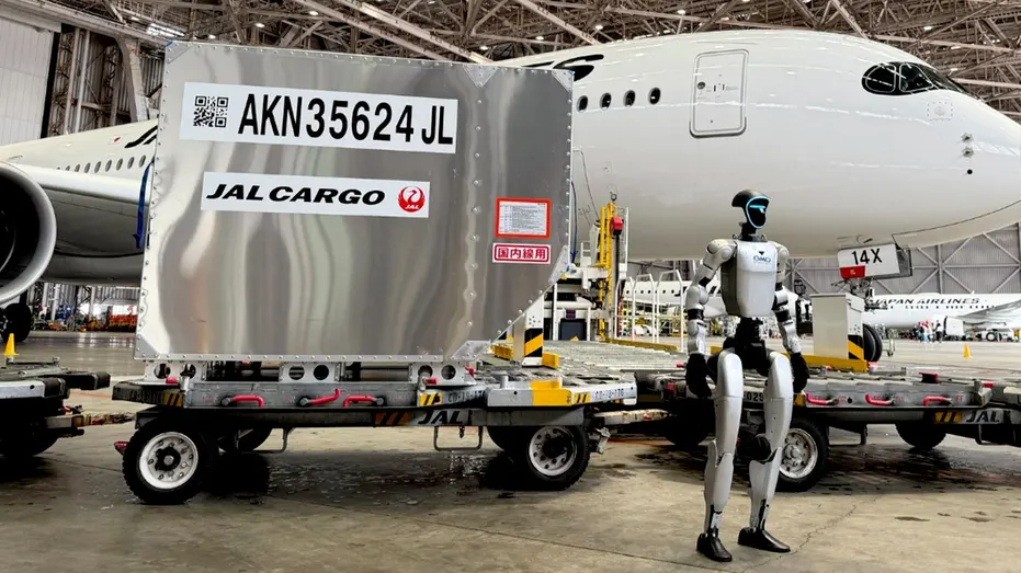 Robots manage luggage at Tokyo airport during trial