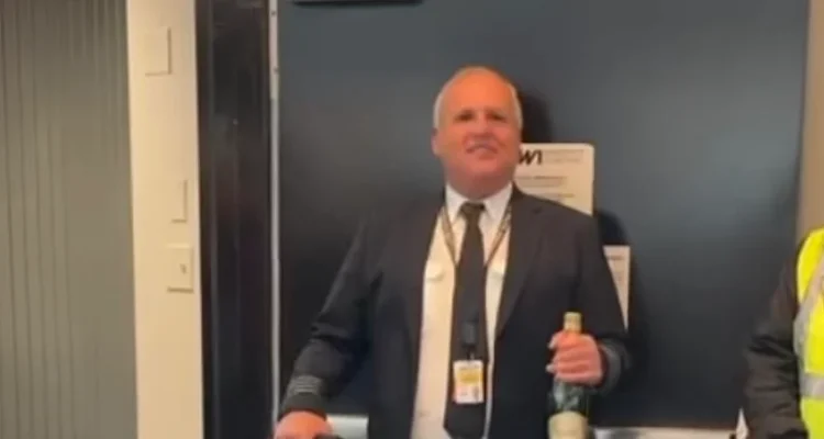 Spirit pilot's surprise retirement party after airline closure