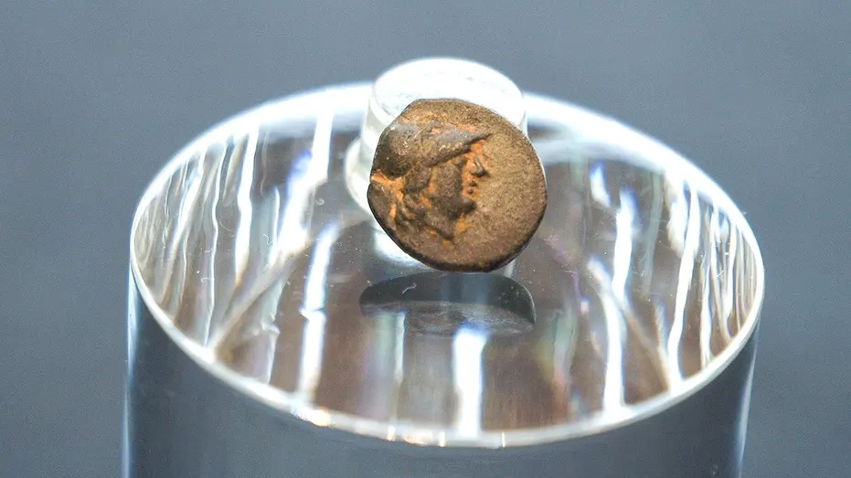 Teenager finds ancient coin, baffling archaeologists about its origin