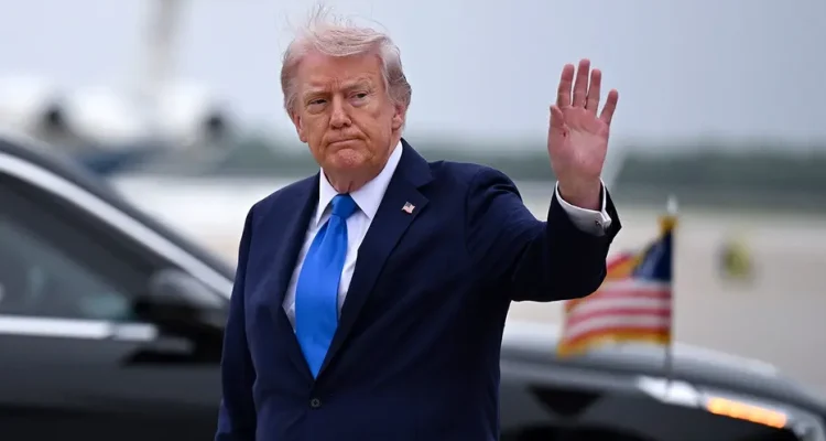 Trump Holds Rare Cabinet Meeting Amid Iran Deal Pressure