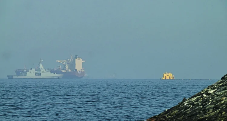 Two U.S. Navy destroyers pass through Strait of Hormuz following Iranian threat