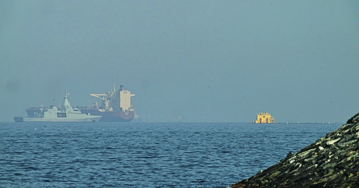 Two U.S. Navy destroyers pass through Strait of Hormuz following Iranian threat