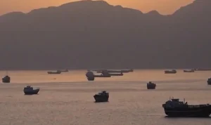 U.S. Destroyers in Hormuz Strait Repel Iranian Assaults