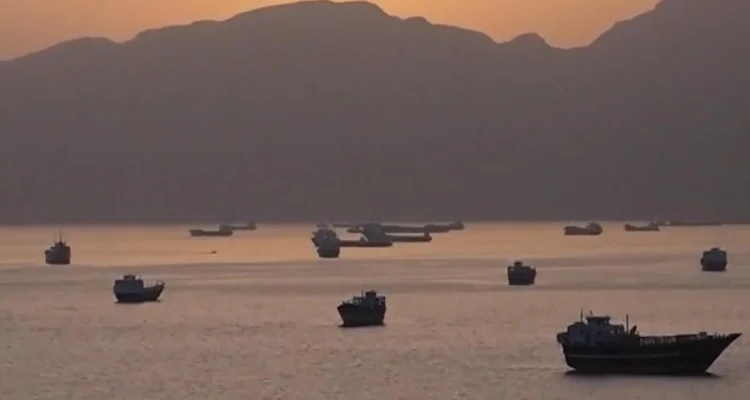 U.S. Destroyers in Hormuz Strait Repel Iranian Assaults