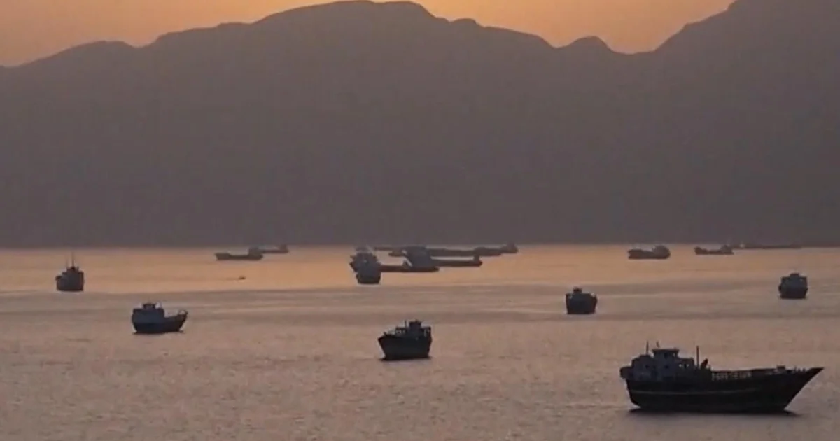 U.S. Destroyers in Hormuz Strait Repel Iranian Assaults