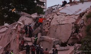 Fans and players evacuate stadium during Venezuela baseball game due to strong earthquakes