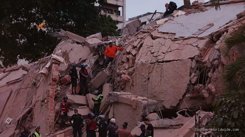 Fans and players evacuate stadium during Venezuela baseball game due to strong earthquakes