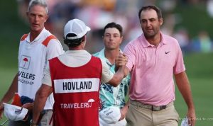 Scottie Scheffler Makes Clutch Putt, Forces Monday Playoff with Viktor Hovland