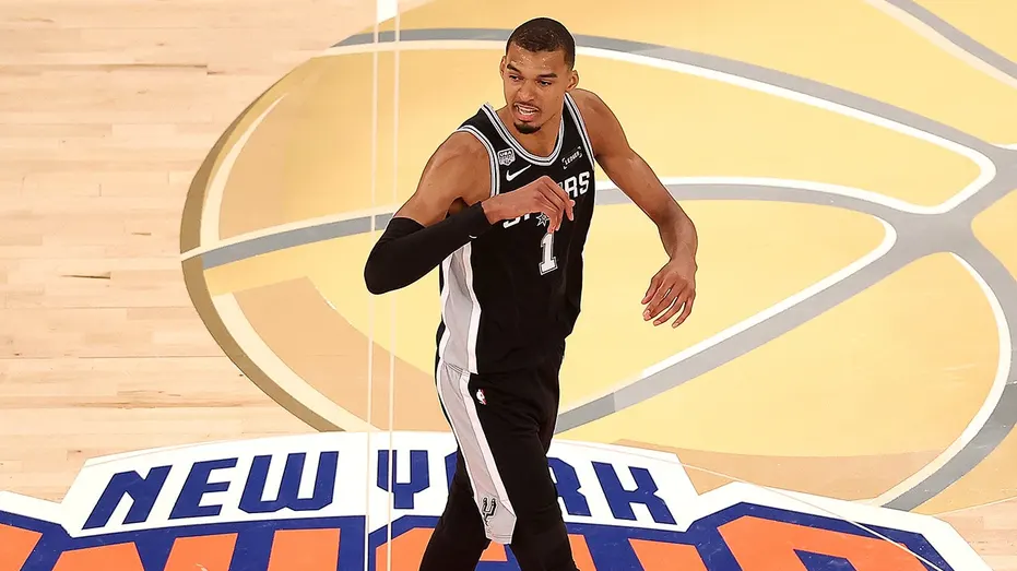 Spurs snap Knicks' 13-game playoff win streak with Game 3 victory behind Victor Wembanyama's 32 points