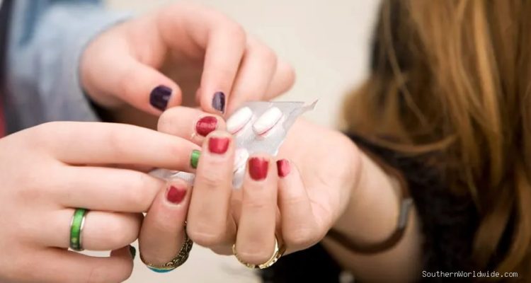 Teen Benadryl Abuse Linked to Social Media Trends