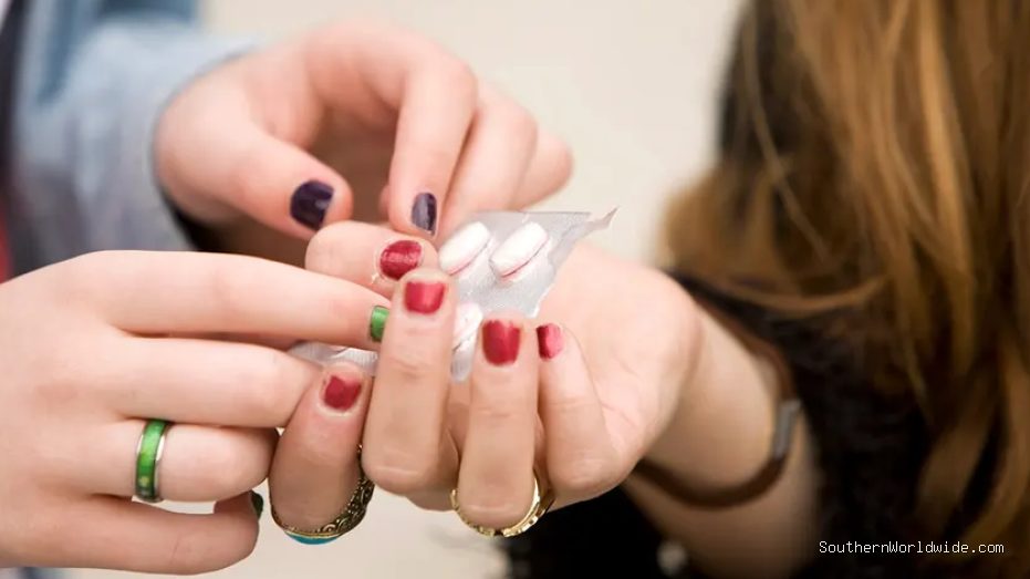 Teen Benadryl Abuse Linked to Social Media Trends