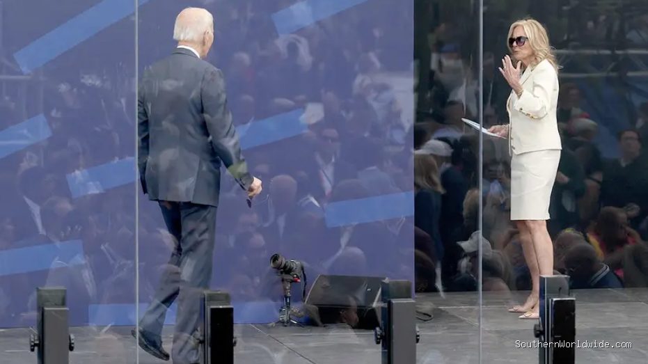 WATCH: Would-be second-term President Biden left searching for family on stage after Obama Center opening