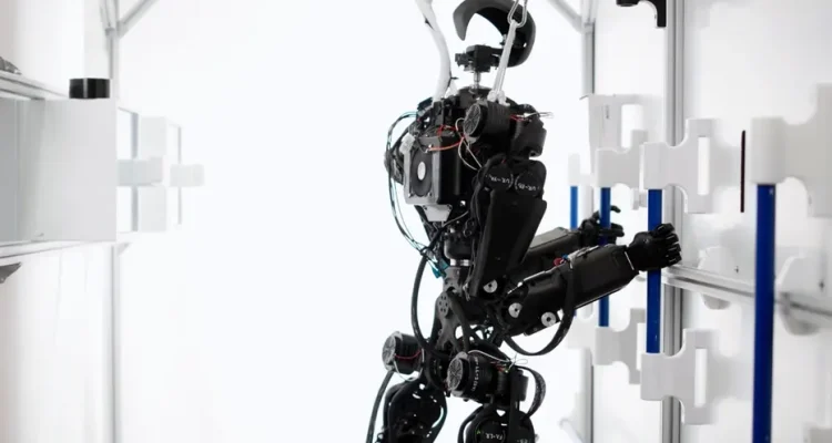 Will a four-armed robot take astronauts' jobs in space?