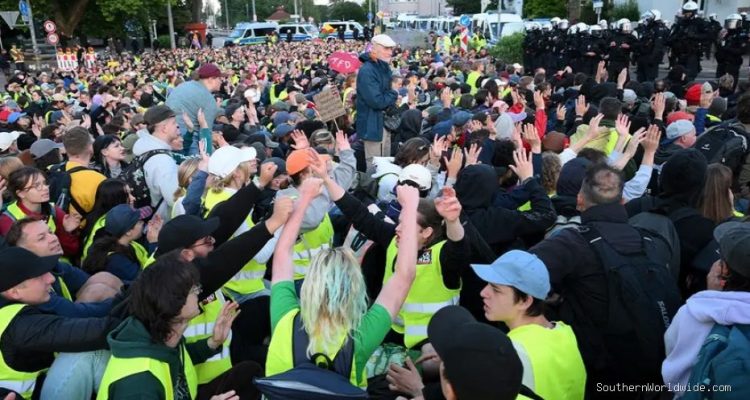 Tens of Thousands Protest Anti-Conservative Laws, Clashing with Police
