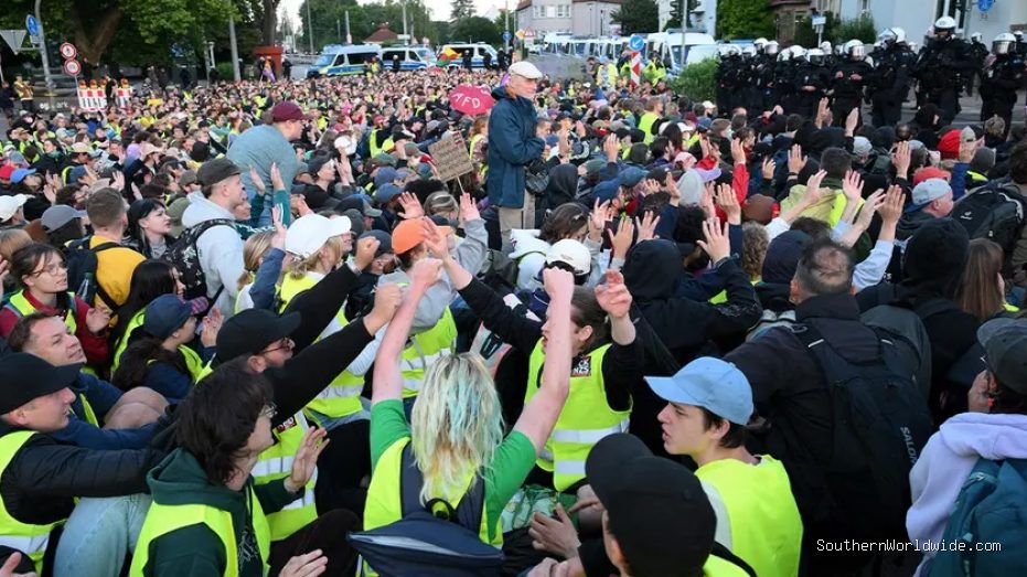 Tens of Thousands Protest Anti-Conservative Laws, Clashing with Police